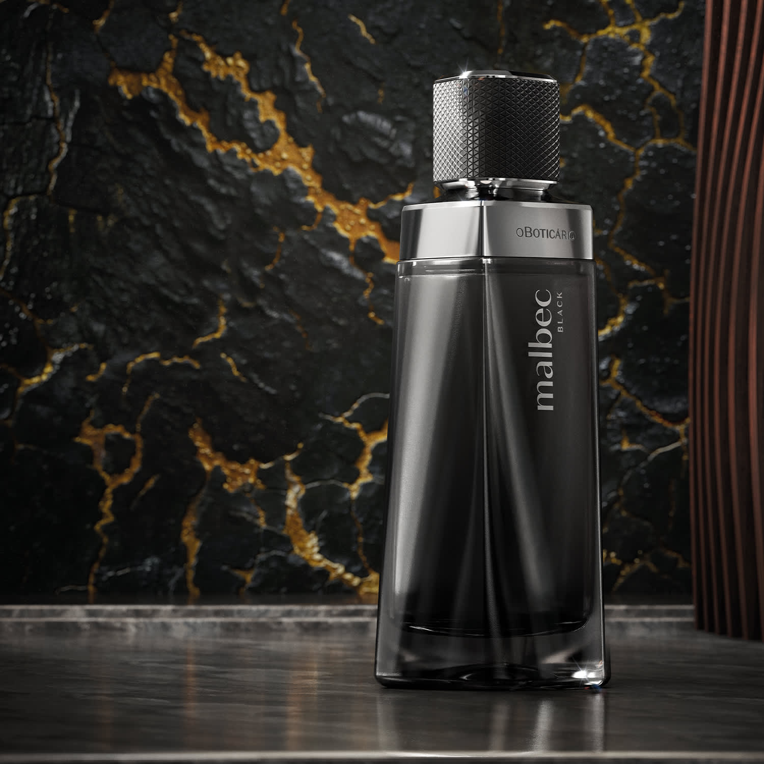 O frasco é de vidro escuro com um design elegante e moderno. O produto está posicionado sobre uma superfície refletiva, com um fundo escuro e com veios dourados, criando um ambiente sofisticado e luxuoso.
