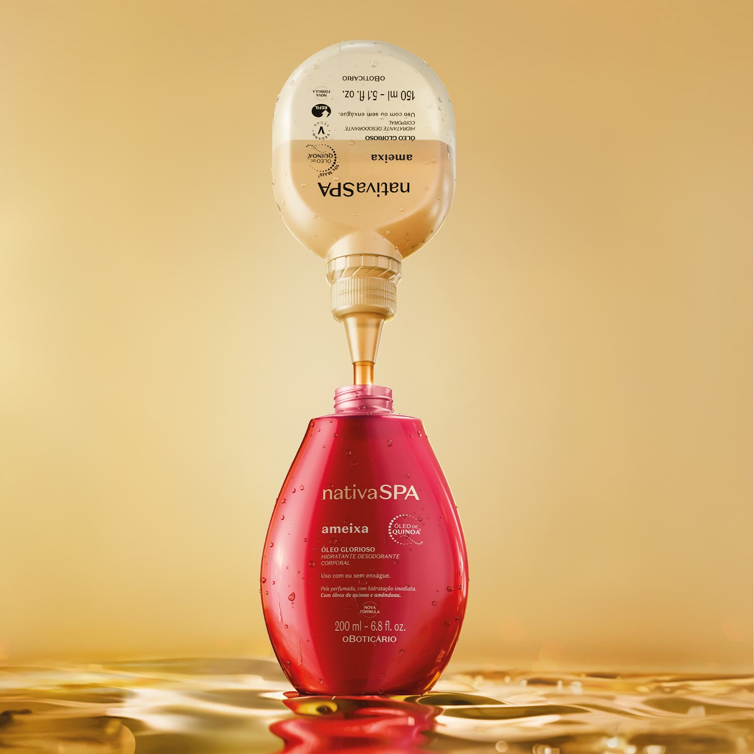 Imagem de um frasco refil de óleo glorioso corporal da marca Nativa SPA Ameixa derramando o produto dentro de um outro frasco vermelho com letras douradas de óleo corporal da mesma marca. O fundo é bege e a superfície está molhada.