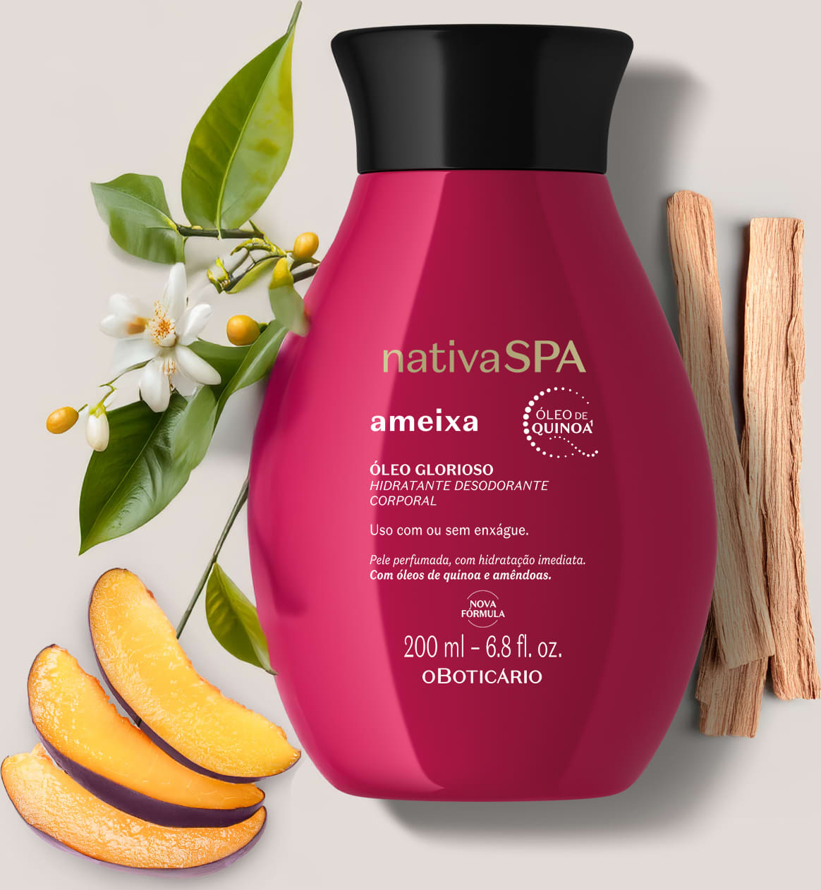 Imagem de frasco vermelho de óleo glorioso corporal da marca Nativa SPA Ameixa, cercado por folhas verdes, flores brancas, fatias de ameixa e pedaços de madeira em superfície clara.