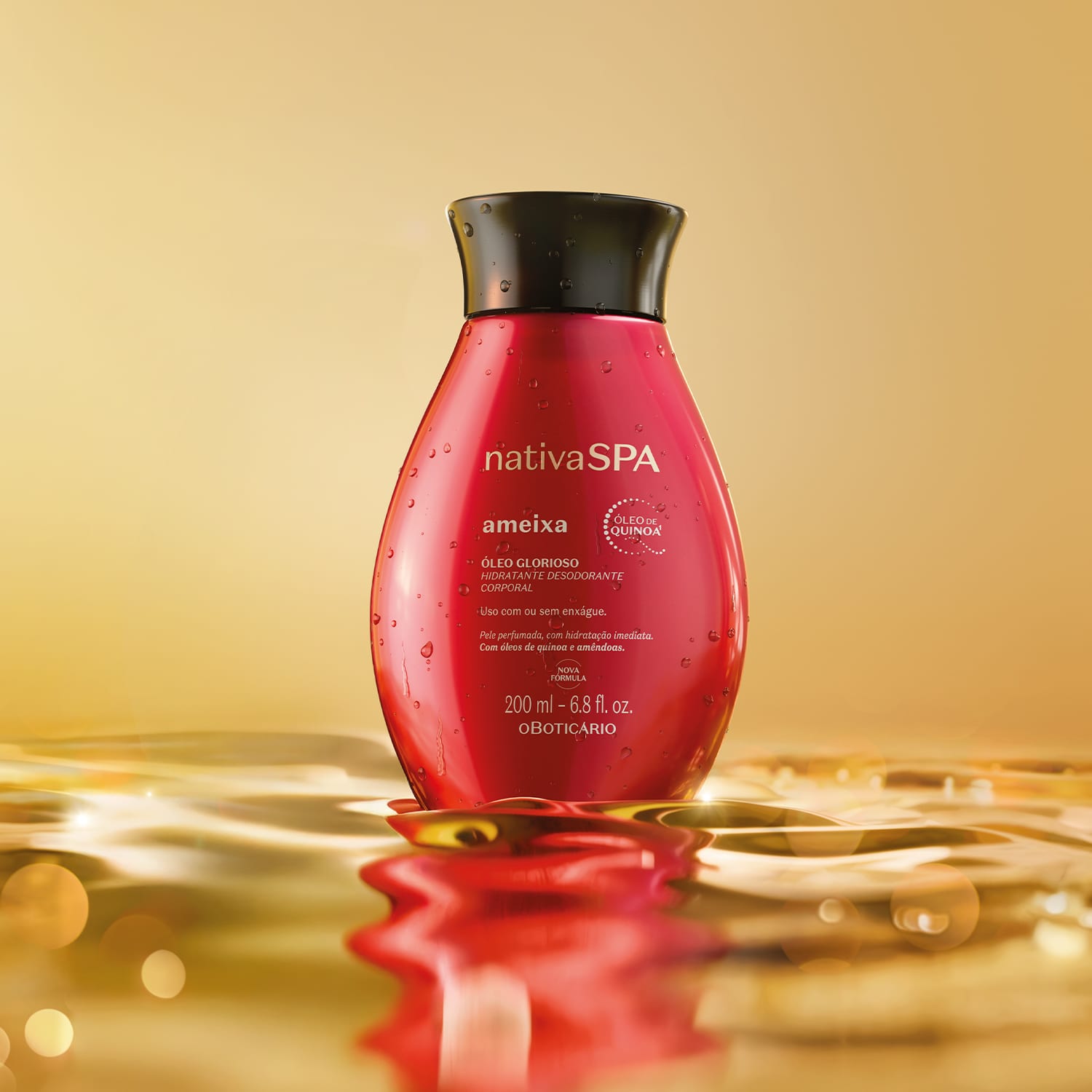 Imagem de frasco vermelho de óleo glorioso corporal da marca Nativa SPA Ameixa flutuando em água com ondulações e bolhas, em fundo vermelho-claro.