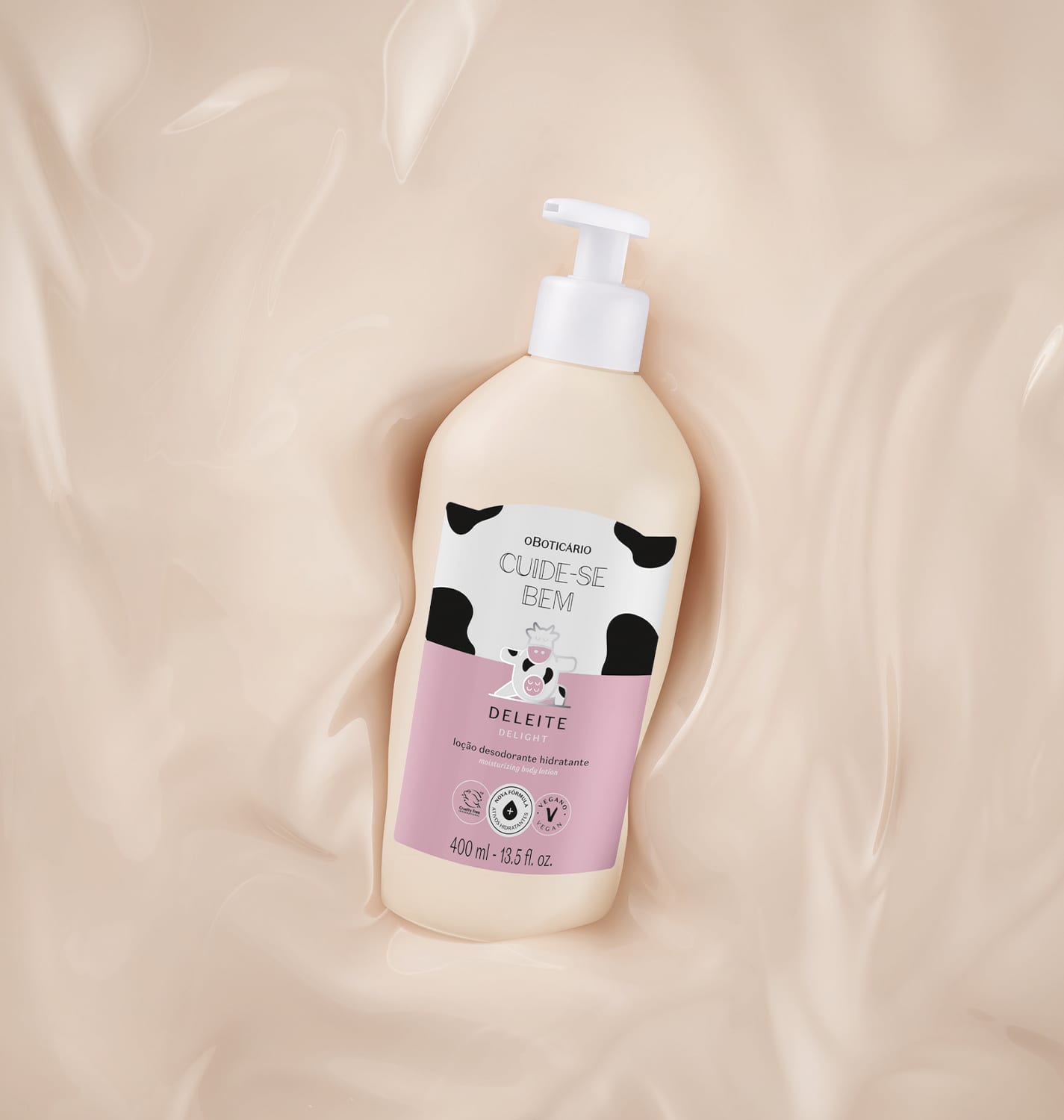 Embalagem branca com rótulo rosa, branco e ilustração de vaca de loção hidratante corporal da marca Cuide-se bem Deleite sobre superfície clara e suave.