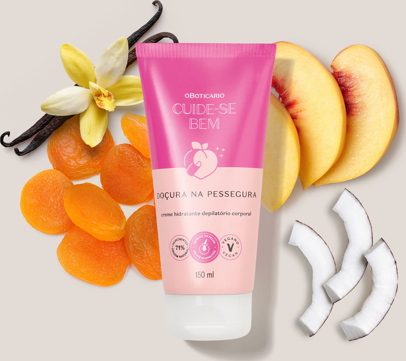O produto é um creme hidratante depilatório corporal da marca Cuide-se Bem. Ao redor do produto, há frutas e flores, pêssegos, coco e uma flor de baunilha, sugerindo ingredientes naturais na composição do creme.O produto contém 150 ml.