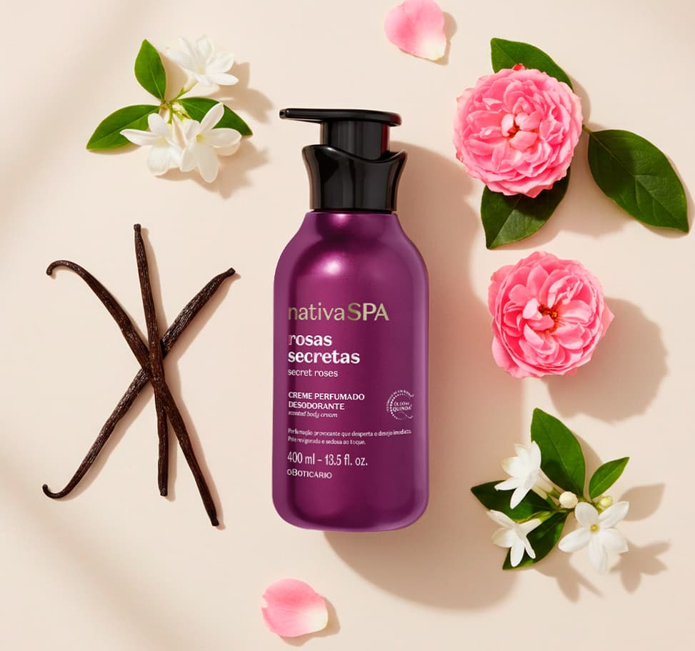 Ambiente de spa e beleza com flores de rosas e jasmim, produto da marca Nativa SPA em embalagem roxa, com aroma de rosas secretas, em um cenário de fundo claro e minimalista, destacando os elementos naturais e a proposta de relaxamento e cuidado pessoal.