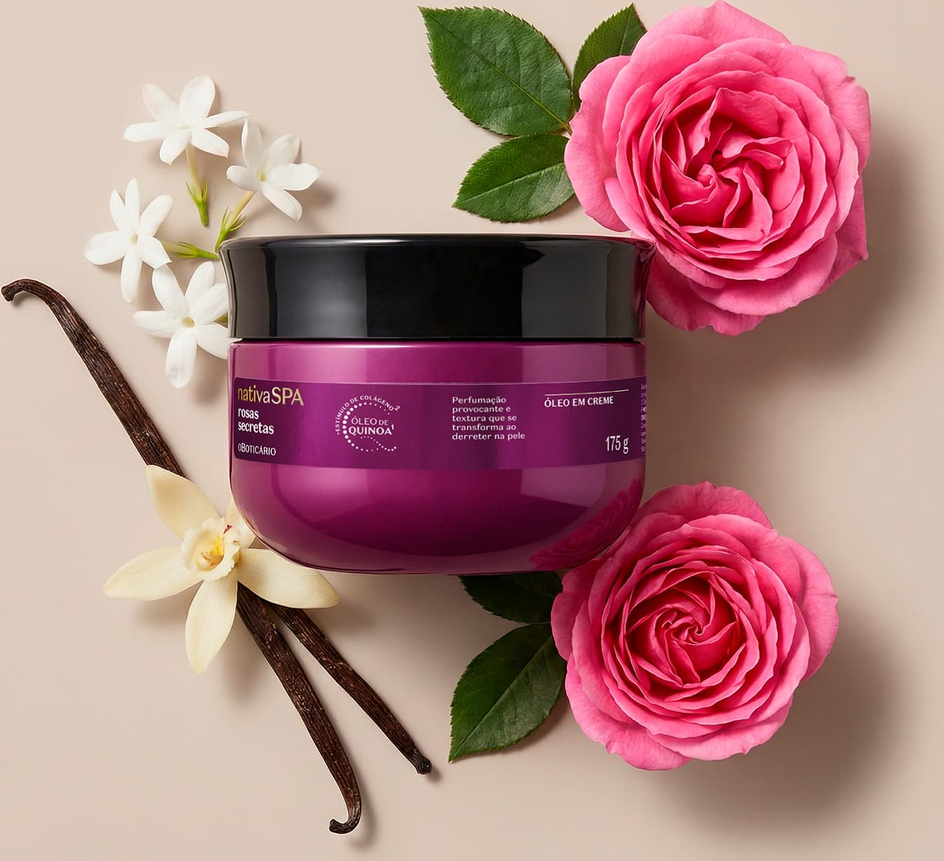 Ambiente de spa com produto de beleza da marca Nativa SPA, composto por creme em embalagem roxa, rodeado por rosas rosas e flores brancas, em um cenário com tons neutros e naturais, sugerindo uma experiência de relaxamento e cuidados com a pele.