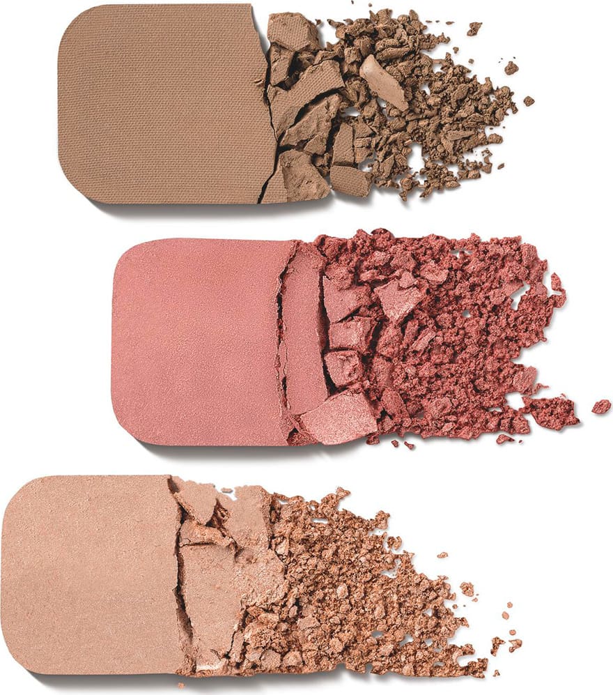 Imagem das três cores de blush em tons de bege, rosa e dourado, com textura granulada e aparência seca, dispostas sobre fundo branco.