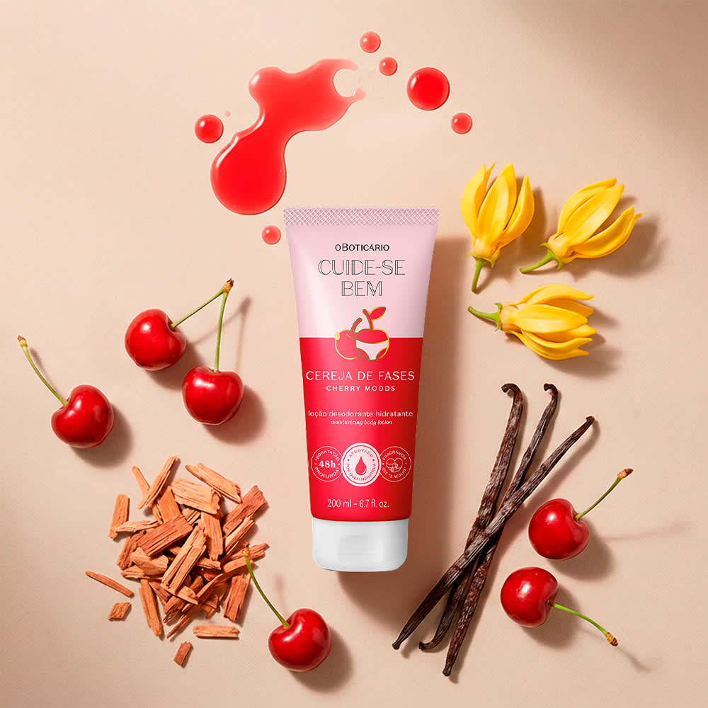 Imagem de tubo de creme hidratante da Cuide-se Bem com rótulo vermelho e rosa, cercado por cereja, baunilha e flores amarelas. Há também pedaços de madeira e gotas vermelhas, criando um cenário natural e aconchegante.