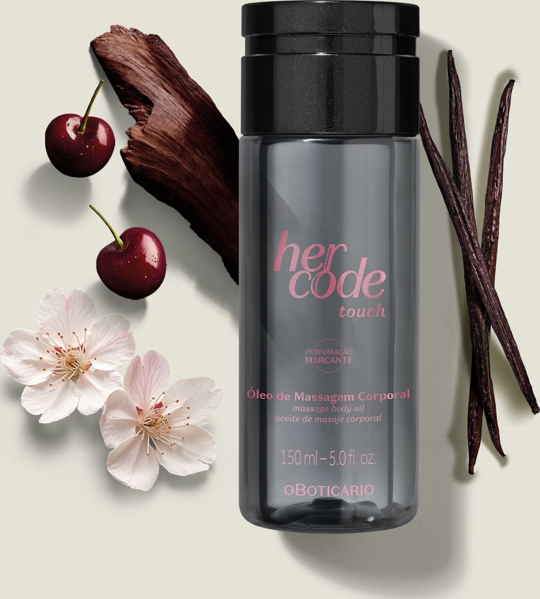 Ao redor do frasco de óleo de massagem corporal Her Code Touch, há flores brancas e cerejas vermelhas, além de um favo de baunilha. A apresentação geral sugere um produto de beleza e cuidados corporais.