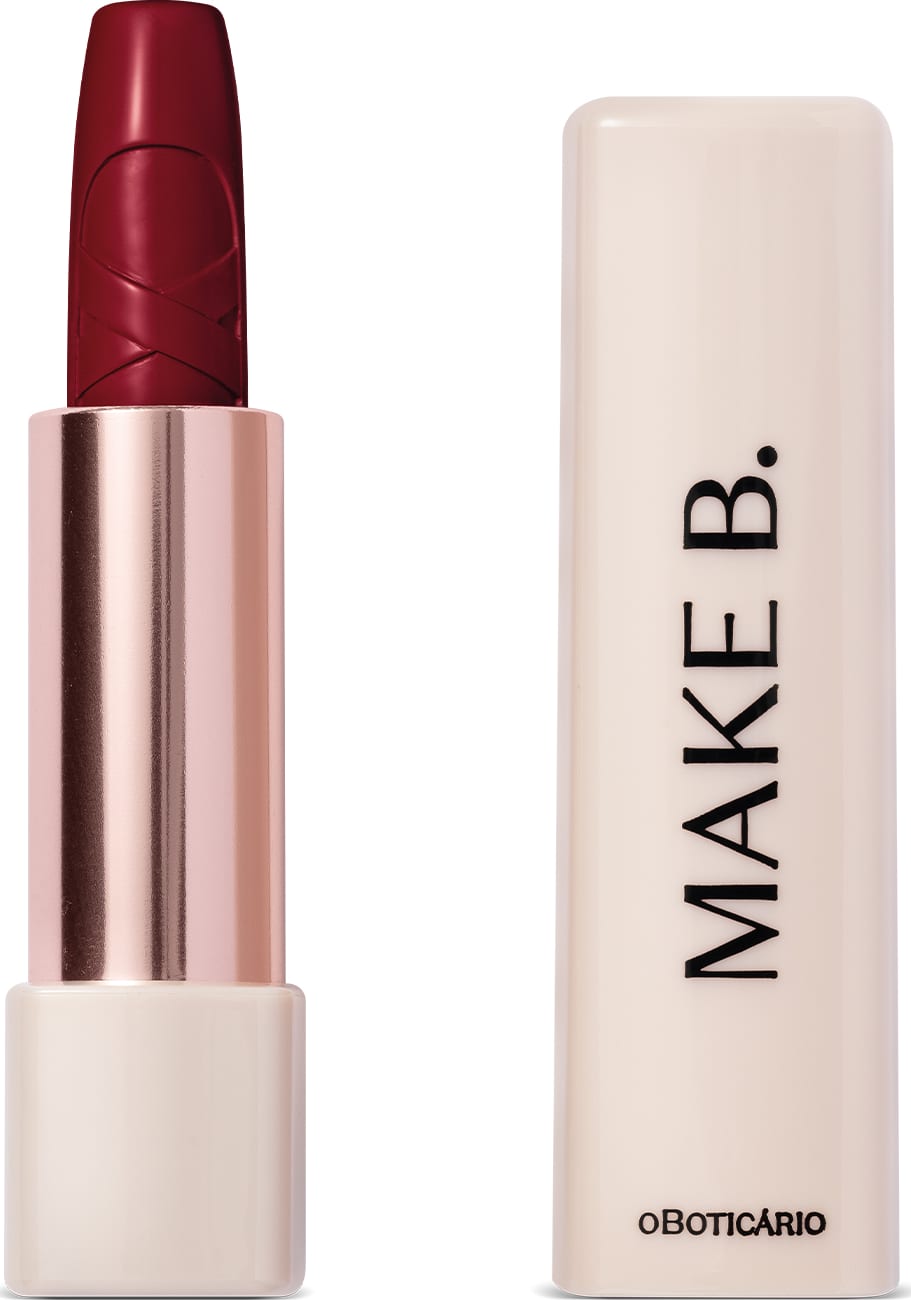 Batom cremoso na cor Vermelho Lace Red da marca Make B. Urban Ballet em embalagem branca e dourada com a marca impressa em letras pretas na tampa.