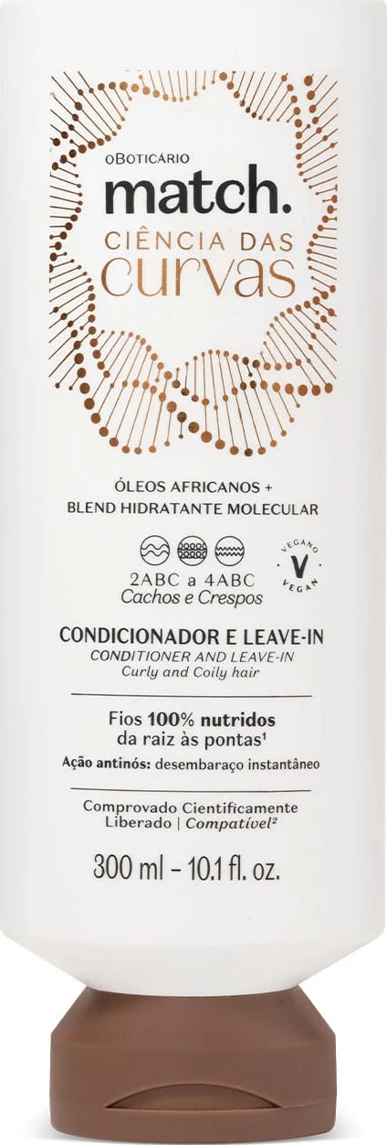 Imagem de um frasco branco com tampa marrom da marca Match Ciência das Curvas. contendo um produto dois em um: condicionador e leave-in para cabelos cacheados e crespos. As informações sobre ingredientes e benefícios estão em letras pretas..