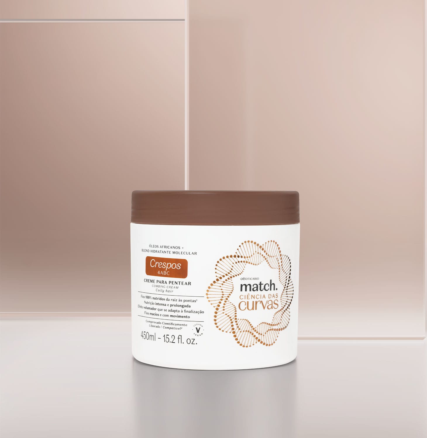 Imagem de um pote branco com tampa marrom contendo creme para pentear da linha Match. Ciência das Curvas Crespos em fundo bege e branco.