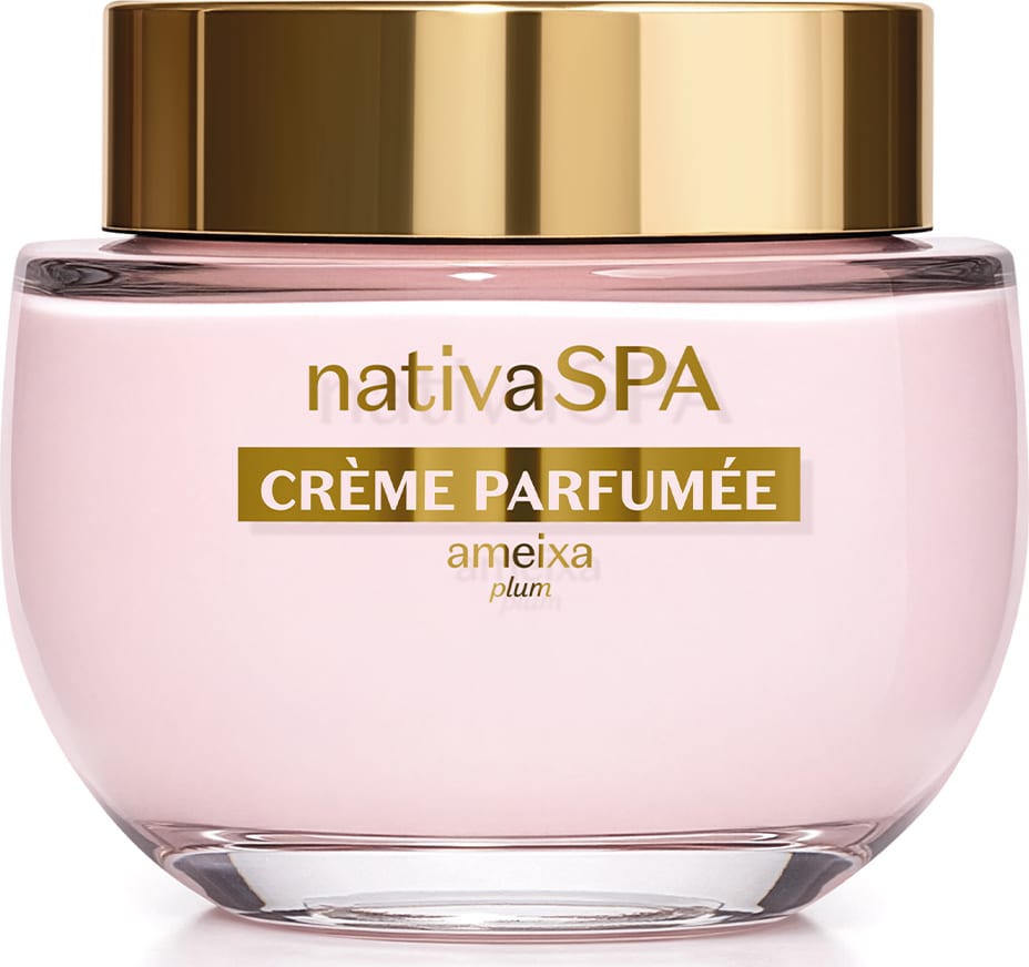 Frasco de vidro de creme perfumado da marca Nativa SPA Ameixa na cor rosada, com tampa dourada e embalagem rosa claro, contendo texto em dourado escrito Crème Parfumée no rótulo.