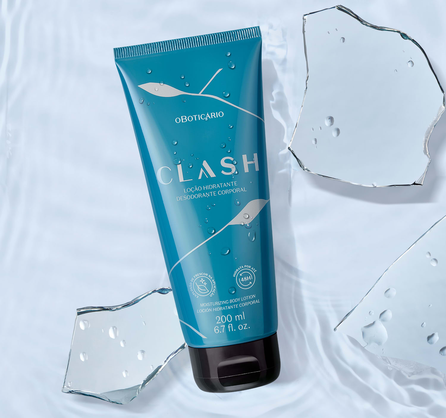 Tubo de creme hidratante desodorante da marca Clash em primeiro plano, , flutuando sobre uma superfície aquática com gotas d'água, em uma superfície clara e molhada.