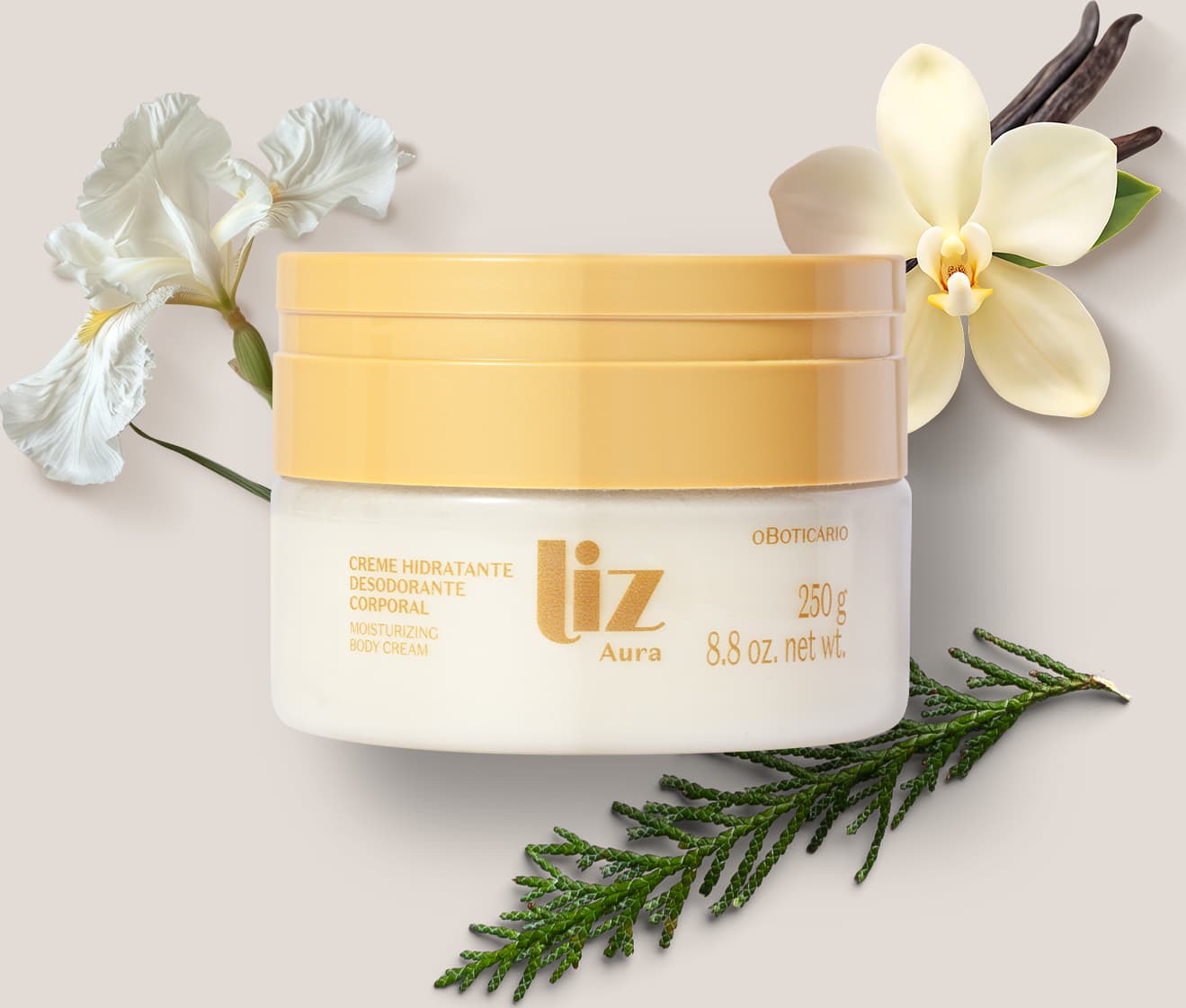 Recipiente de creme hidratante corporal da marca Liz Aura, com tampa e rótulo em letras douradas em ambiente com flores brancas e verdes em um fundo bege claro.