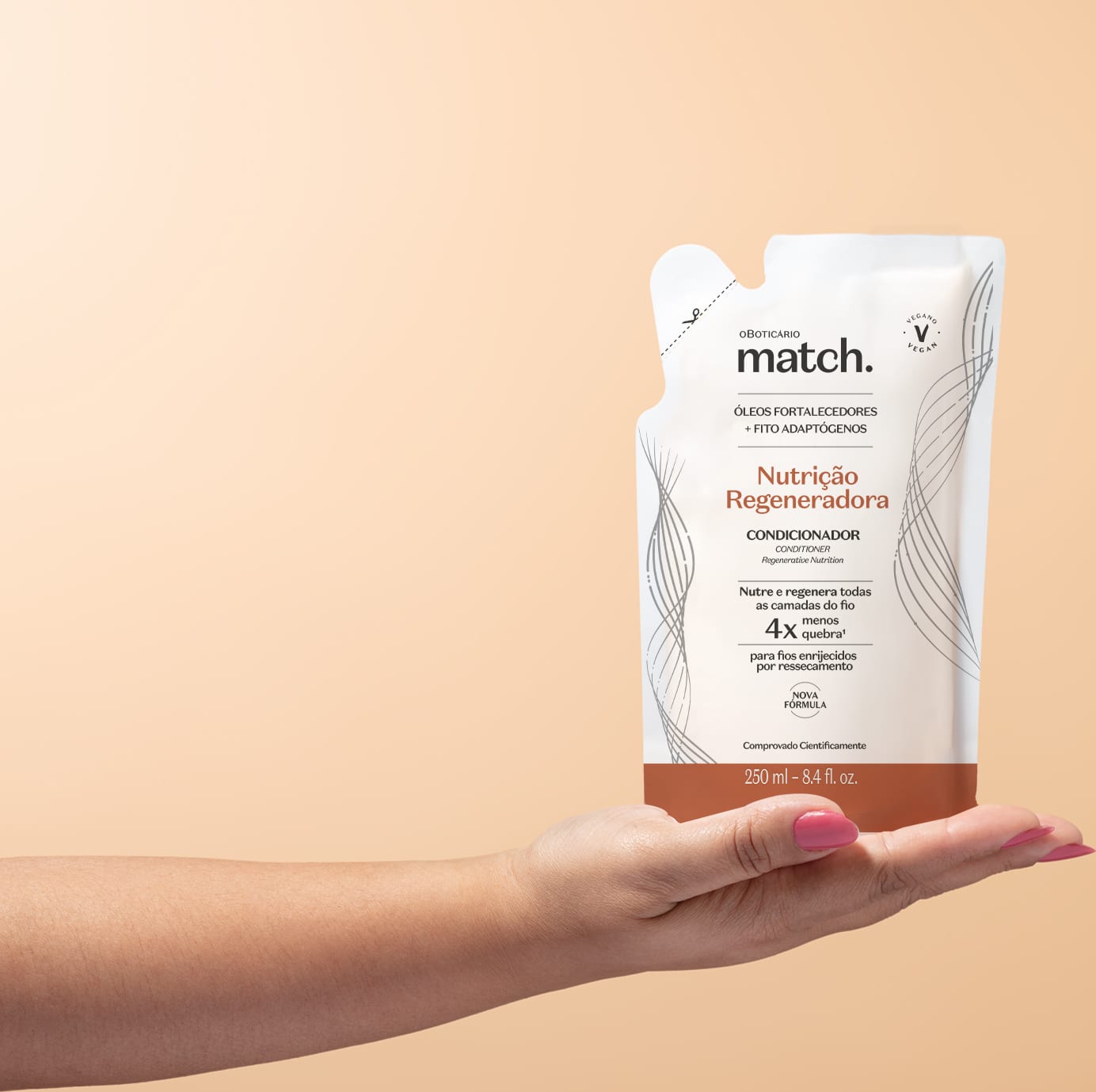 Imagem de uma mão segurando um refil em sachê branco com detalhe laranja e letras pretas contendo condicionador da marca Match. Nutrição Regeneradora em fundo com degradê de branco e rosa.