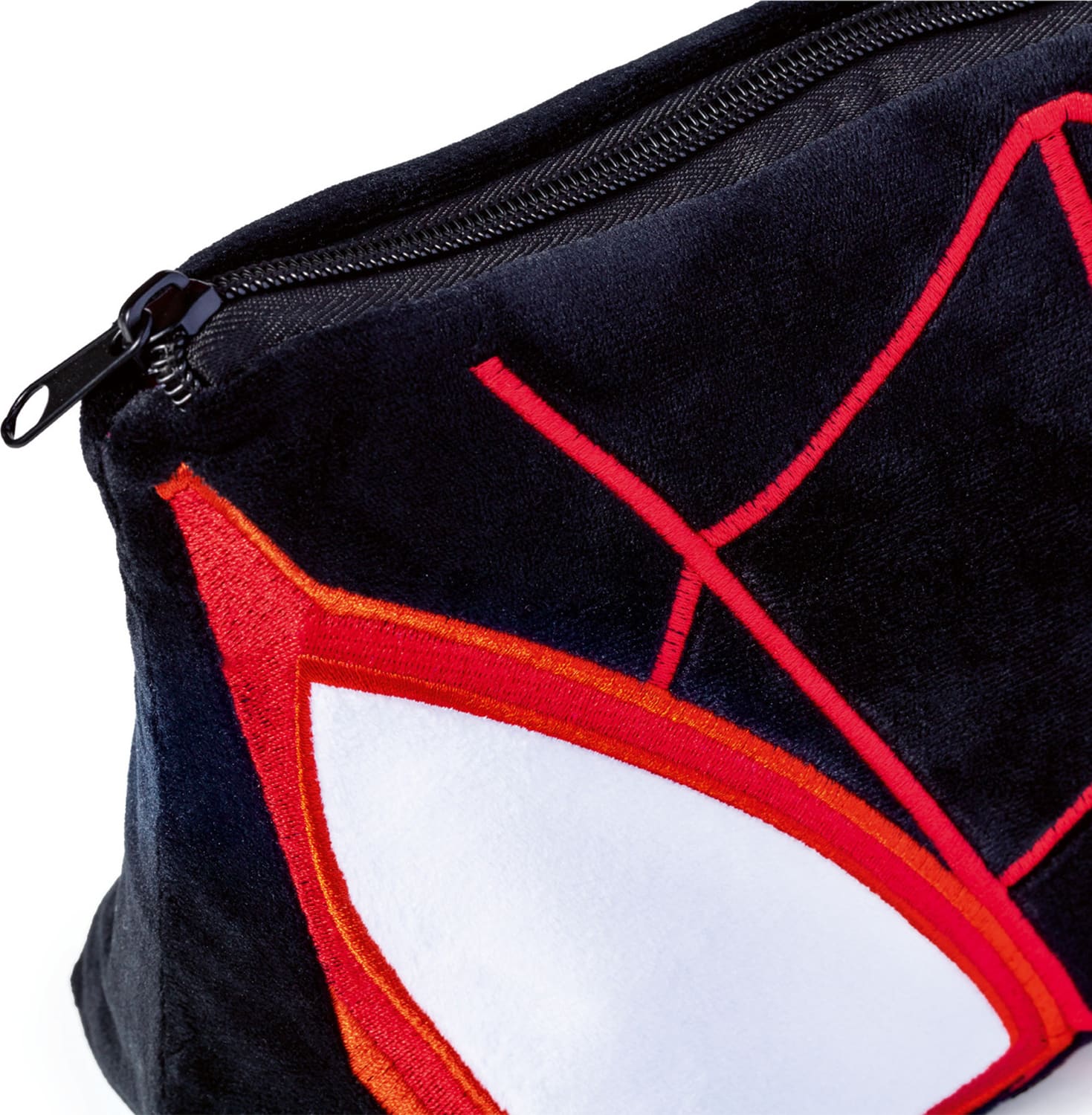 Close-up da Bolsa de cosméticos preta com detalhes em vermelho e branco, simulando uma máscara do Homem Aranha, com foco no ziper.