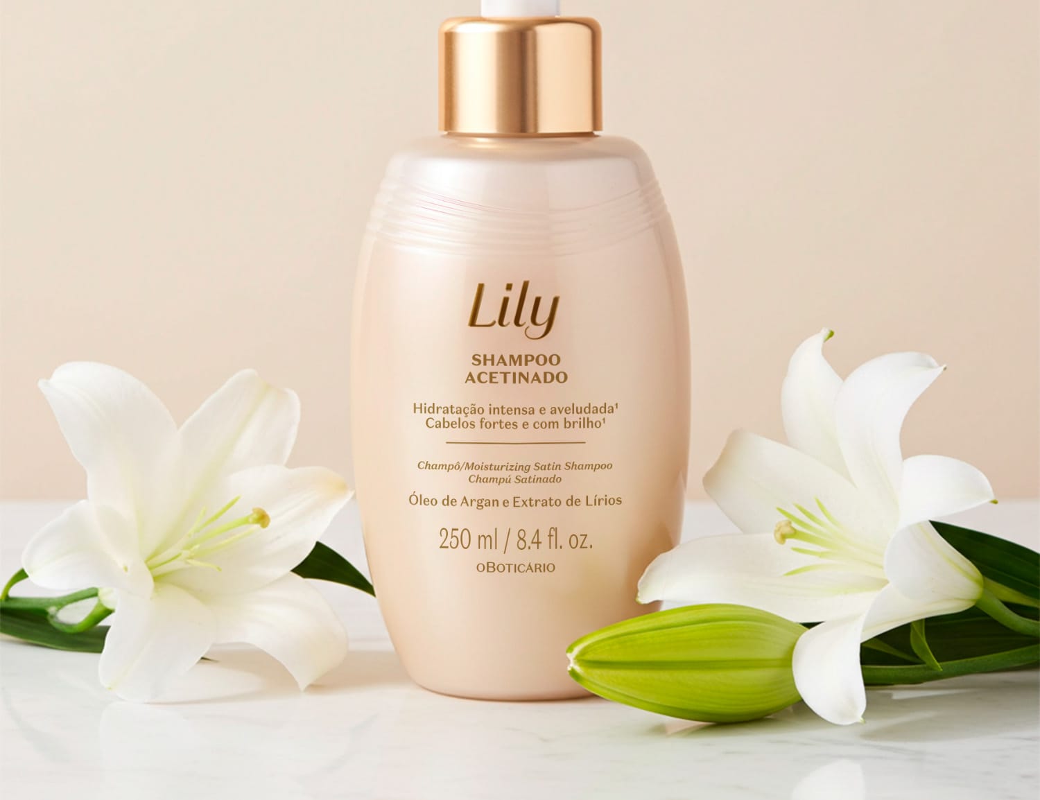 Imagem de frasco de shampoo da marca Lily com tampa dourada e bomba dosadora, sobre superfície clara com flores brancas ao redor, em ambiente iluminado e neutro.