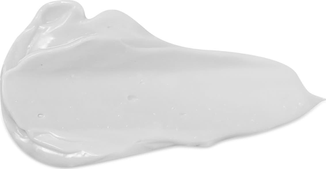 Textura branca, cremosa e brilhante de um produto de cuidados com a pele em uma superfície branca e lisa.