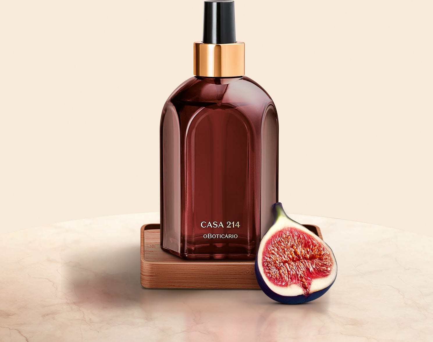 Vidro roxo do aromatizador Casa 214 Figo Magnífico com válvula spray preta sobre superfície de madeira, ao lado de fatia de figo vermelho, em ambiente claro, minimalista e com sombreado.
