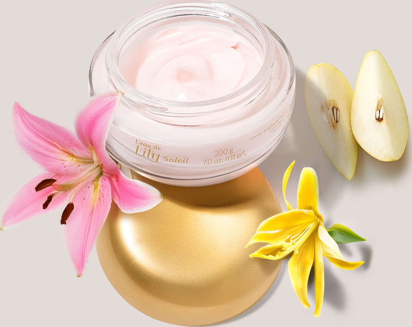 Imagem de pote de vidro com creme acetinado corporal L'eau de Lily Soleil, sobre superfície clara, com sua tampa dourada, flores rosa e amarelas ao redor, em cenário claro e minimalista.