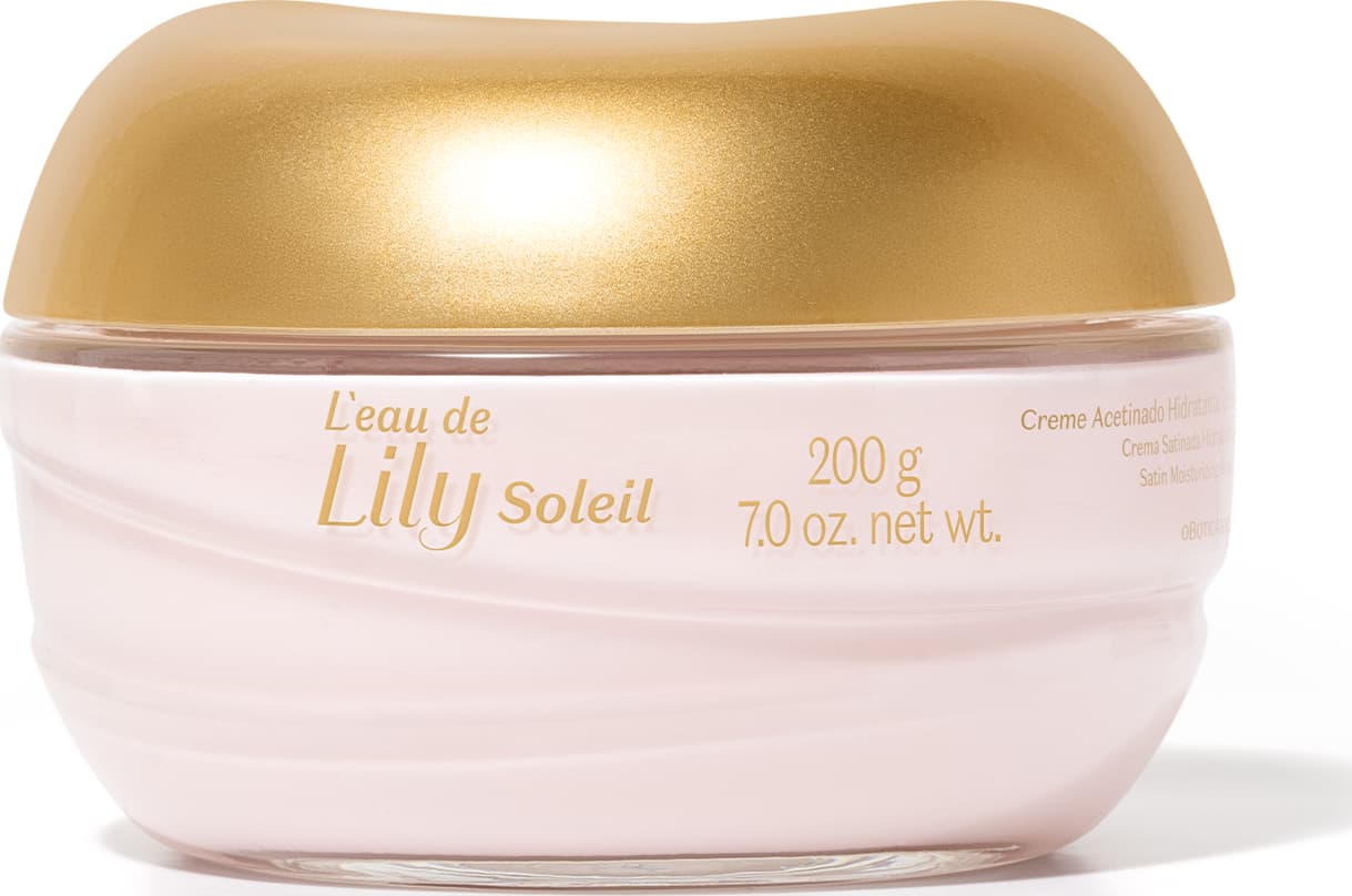 Imagem de um pote transparente com conteúdo branco e tampa e rótulo dourados contendo creme acetinado corporal da marca L'eau de Lily Soleil, contendo 200g de produto.