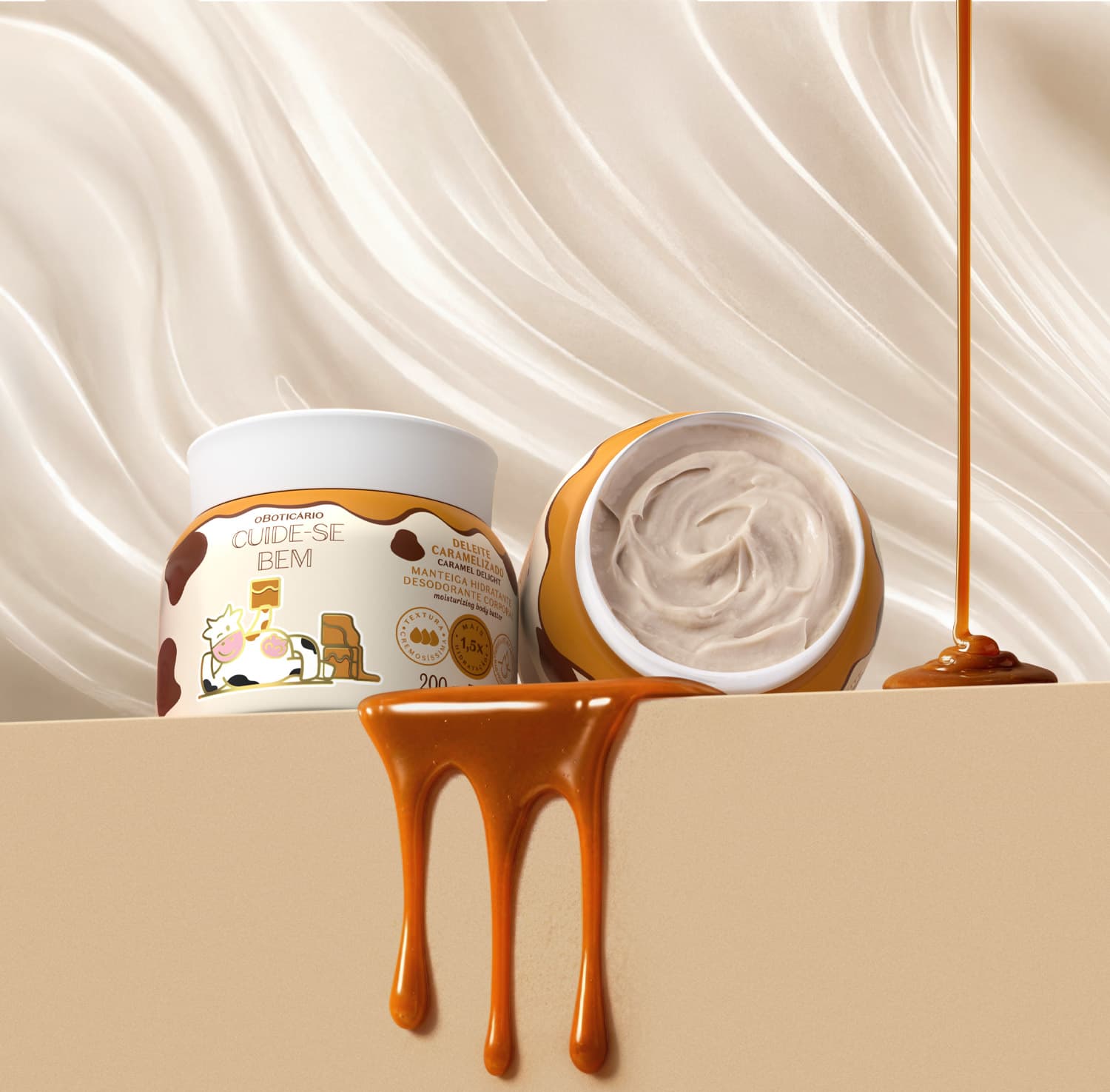 O recipiente de manteiga corporal Cuide-se Bem Deleite Caramelizado está aberto e apresenta a textura cremosa do produto. Ao fundo, cortinas brancas onduladas e respingos de doce de leite, trazendo à mente a doçura e aconchego da fragrância.