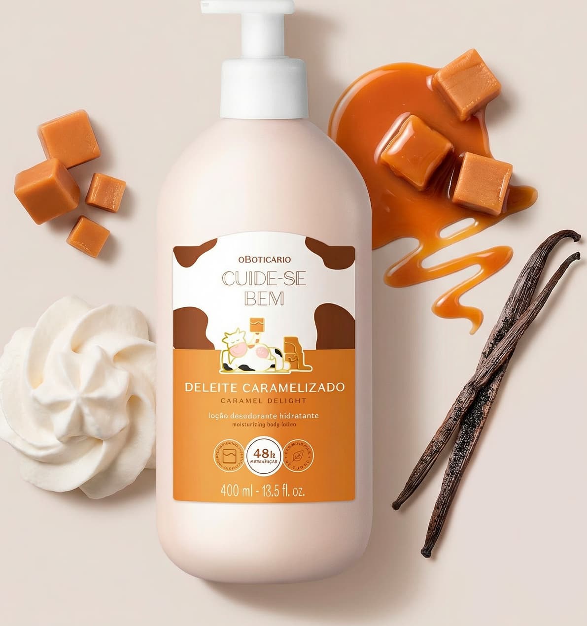 Imagem mostra uma embalagem branca de loção hidratante Cuide-se Bem Deleite Caramelizado com bomba dosadora, rodeada por cubos de caramelo laranja, um creme branco e favas de baunilha em fundo bege claro. O frasco é branco, marrom com ilustração de vaca.