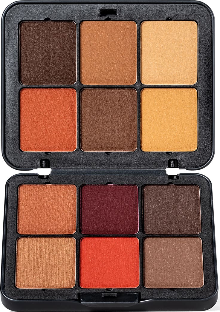 A imagem mostra uma paleta de maquiagem multifuncional com seis tons em tons de terrosos e quentes, em embalagem preta retangular com divisórias e espelho na tampa. O produto é da marca Make B.