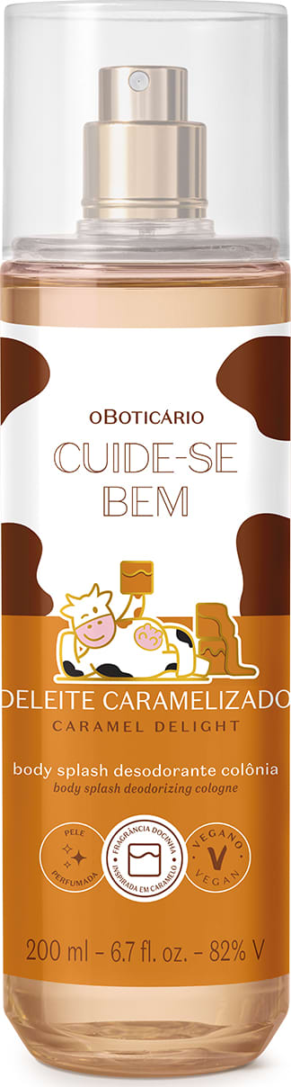 A imagem mostra um frasco transparente do body splash Cuide0se Bem Deleite Caramelizado, com tampa e pulverizador prateados. Rótulo branco com detalhes em marrom e ilustração de da vaquinha As informações do produto estão em letras brancas e pretas.