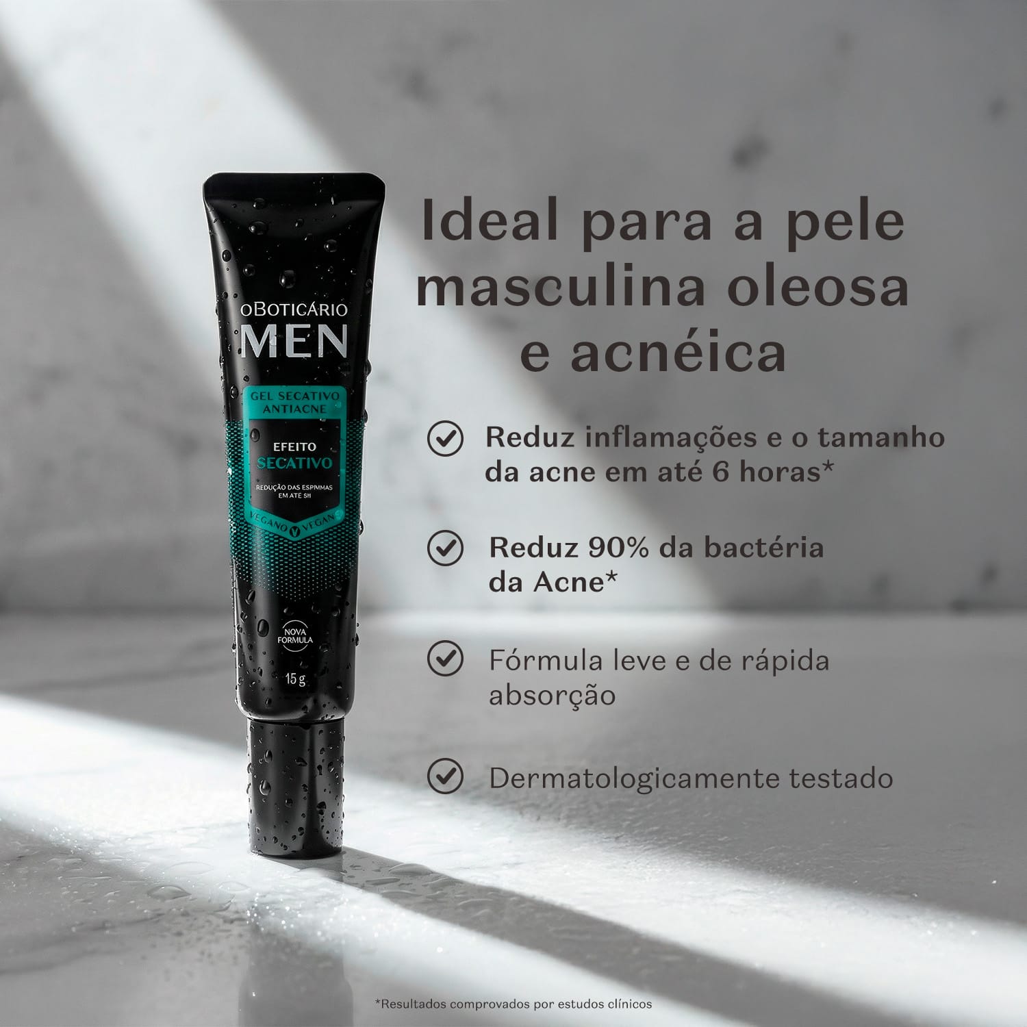 Imagem da bisnaga preta de gel secativo facial Men apresentado em um cenário de luzes e sombras. Indica que o produto é ideal para peles masculinas oleosas e acneicas, reduz a inflamação em até 6 horas, diminui 60% das bactérias da acne, com fórmula leve.