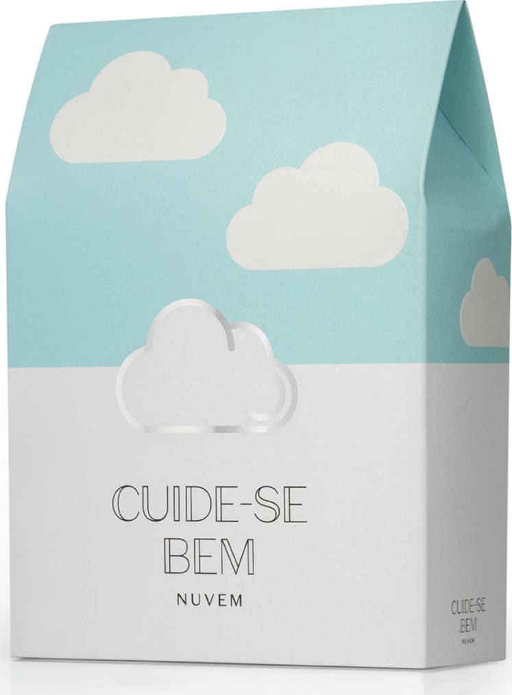 Caixa de papelão azul-esverdeado com nuvens brancas, contendo o texto "Cuide-se bem" e "Nuvem" em letras pretas. A embalagem apresenta um design minimalista e atraente, sugerindo um produto de beleza ou cuidados pessoais.