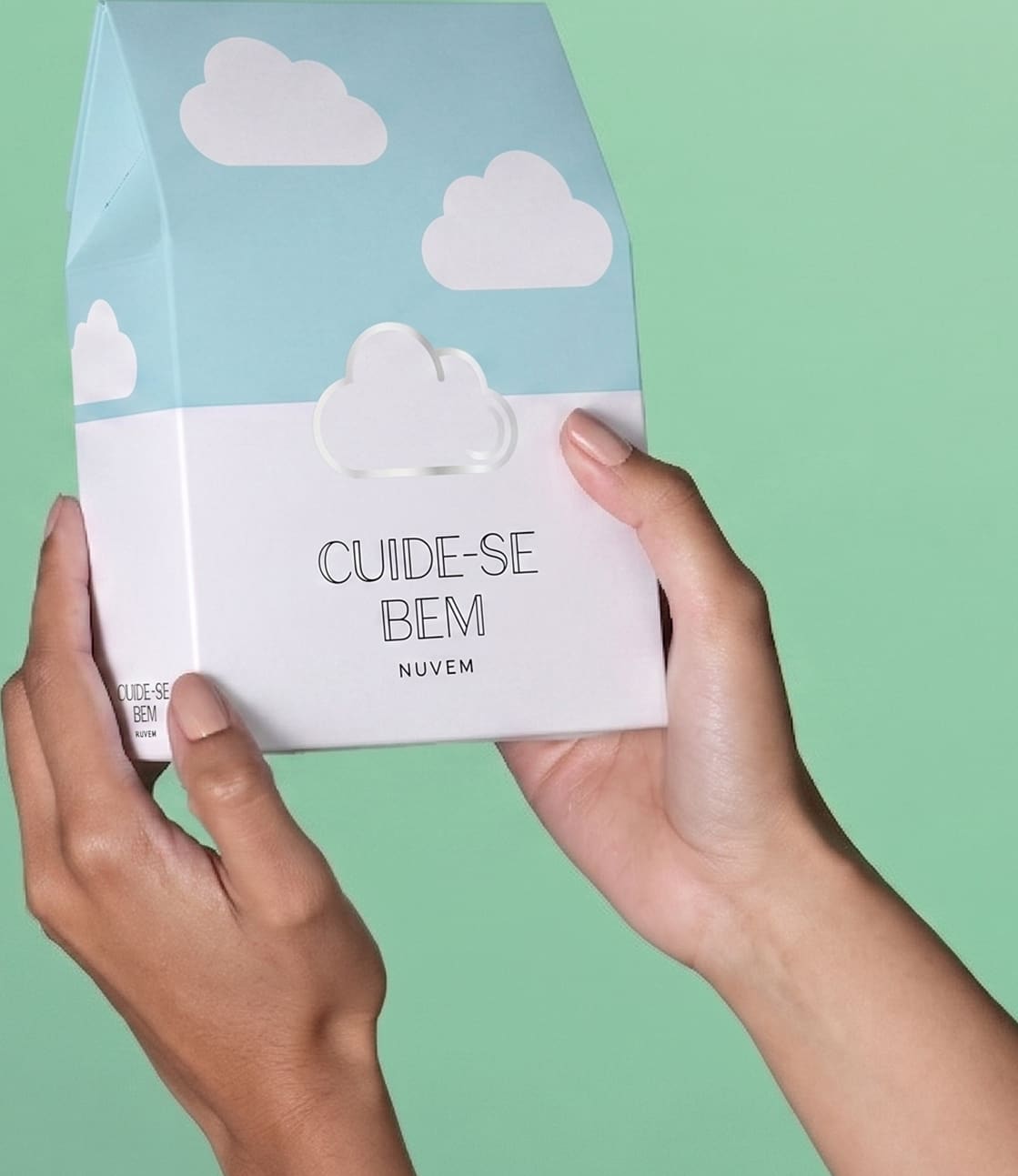 Embalagem de produto de beleza da marca Cuide-se Bem, com ilustrações de nuvens em fundo verde claro, sugerindo um ambiente leve e acolhedor para o uso do produto.