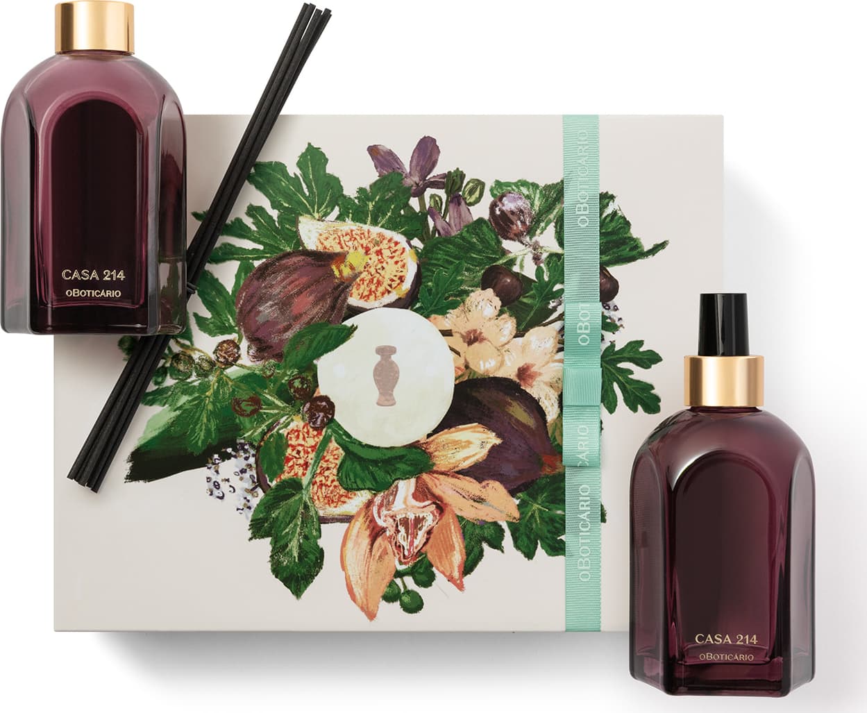 No canto superior esquerdo está um vidro de difusor com varetas pretas, ao centro está uma caixa com faixa verde e flores ilustradas e no canto inferior direito está um vidro de aromatizador de ambientes. As embalagens são roxas, retangulares e elegantes.