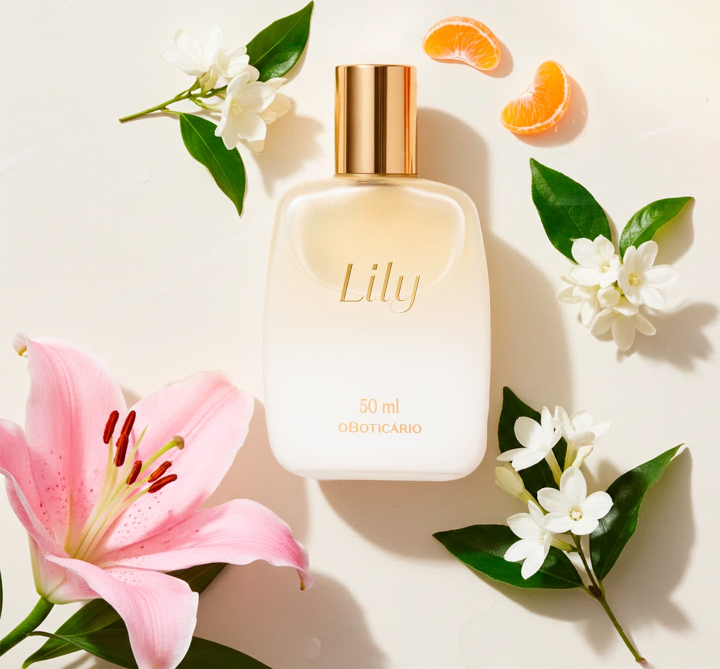 Imagem de um ambiente de fragrância floral e cítrica, com flores de lírio e laranja dispostas ao redor de um frasco de spray perfumado da marca Lily. Cenário minimalista e elegante, com cores neutras e naturais predominantes.
