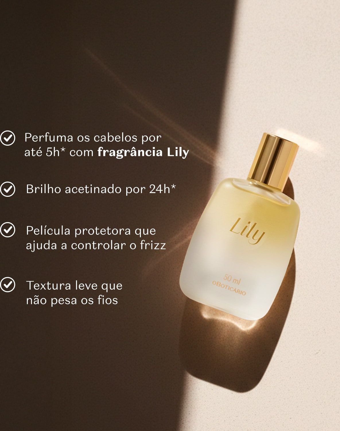 Imagem de um frasco de spray perfumado Lily em uma superfície clara com sombras e, ao lado, as informações: "Perfuma por até 5h", "Brilho por 24h", "Película que contra o frizz" e "Textura leve".