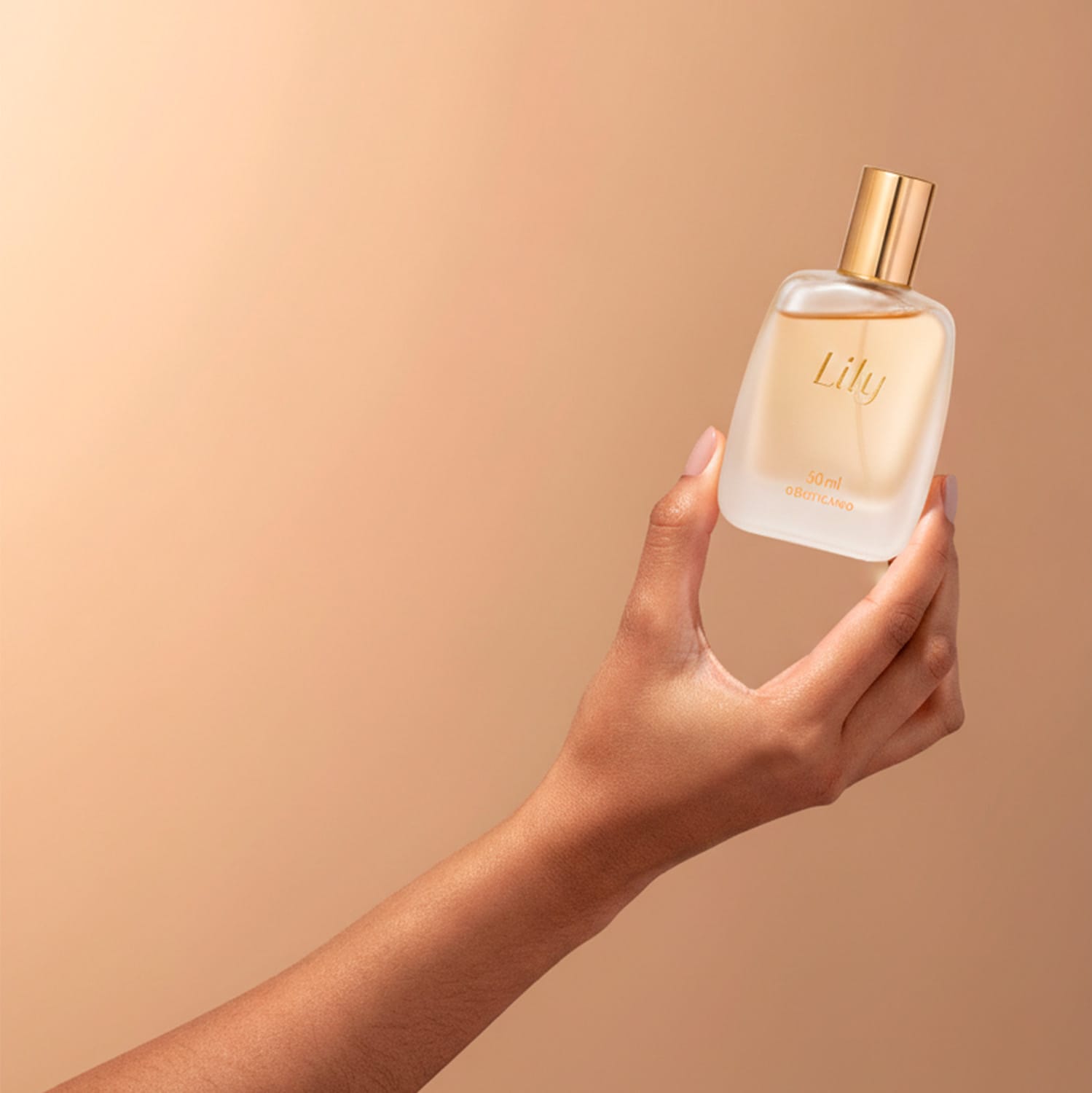 Imagem de um frasco de vidro da fragrância Lily em embalagem transparente com tampa e letras douradas, sendo segurado por uma mão feminina com fundo bege.