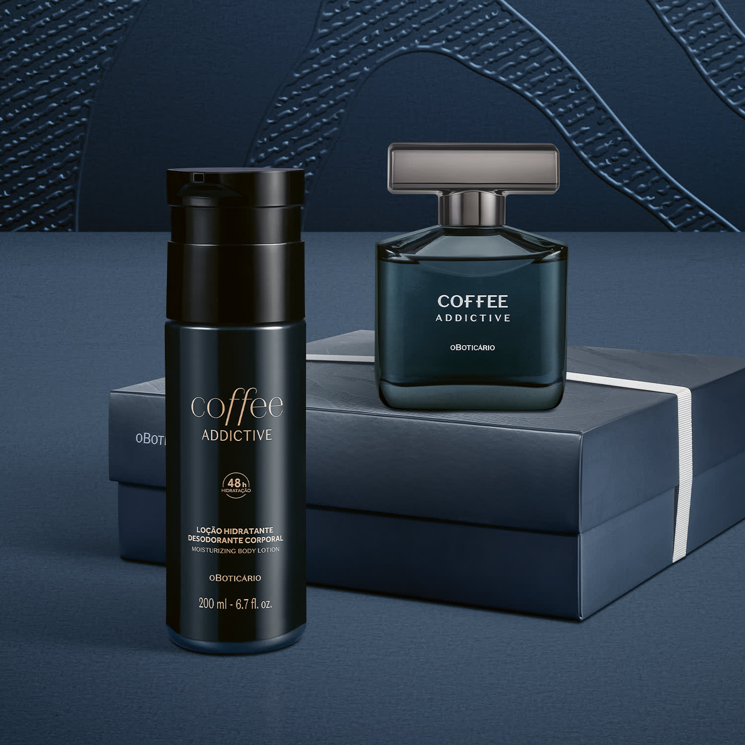 Embalagens pretas e azuis de um item de perfumaria da marca Coffee Addictive, posicionadas sobre uma superfície escura com elementos geométricos, em um cenário monocromático e minimalista.