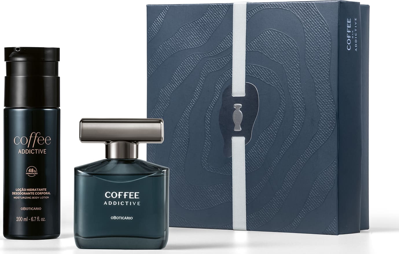 Kit de item de perfumaria da marca Coffee Addictive, composto por frasco de perfume e recipiente de desodorante corporal, ambos em tons de azul escuro com detalhes em preto, em embalagem decorativa cinza.