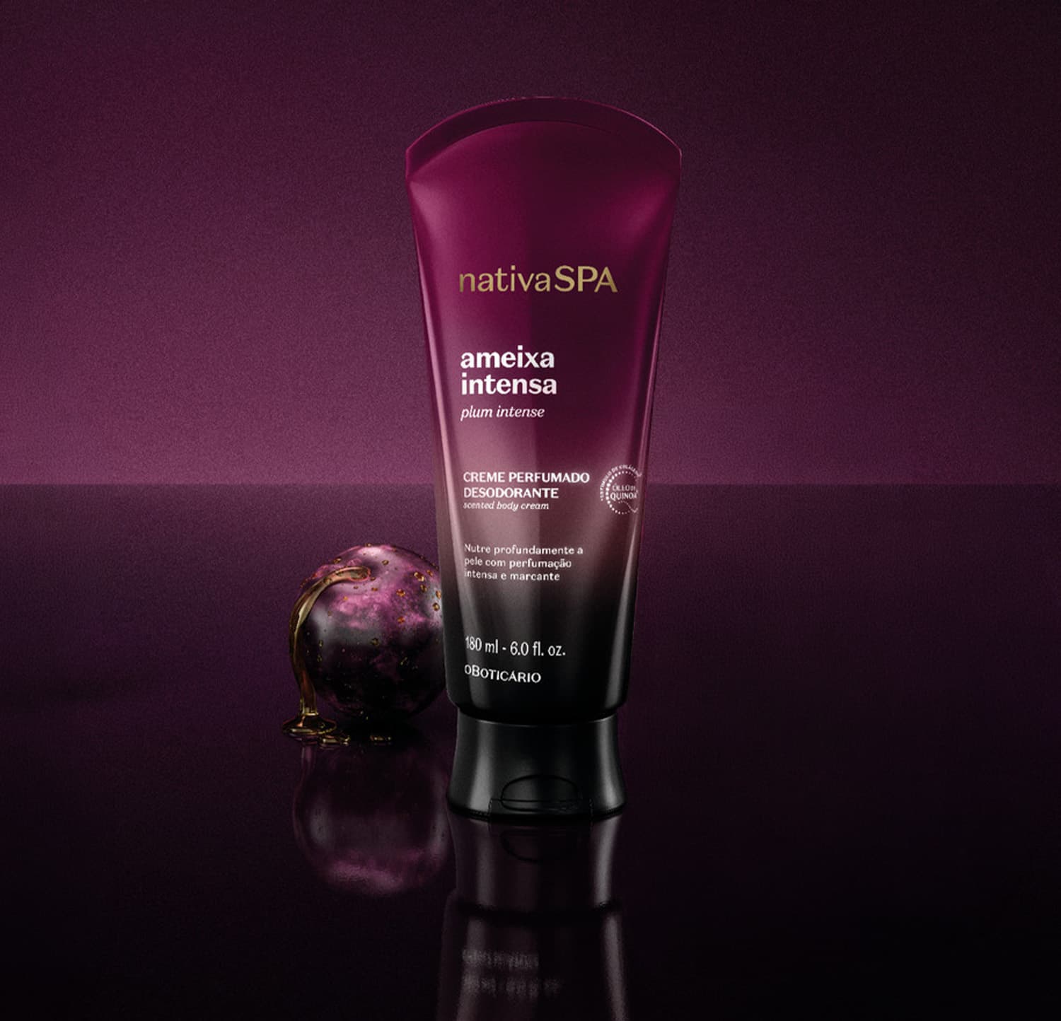 Tubo de creme perfumado da marca Nativa SPA em fundo roxo escuro, com frasco de vidro roxo ao lado, em ambiente de penumbra que destaca a embalagem e a cor intensa do produto.