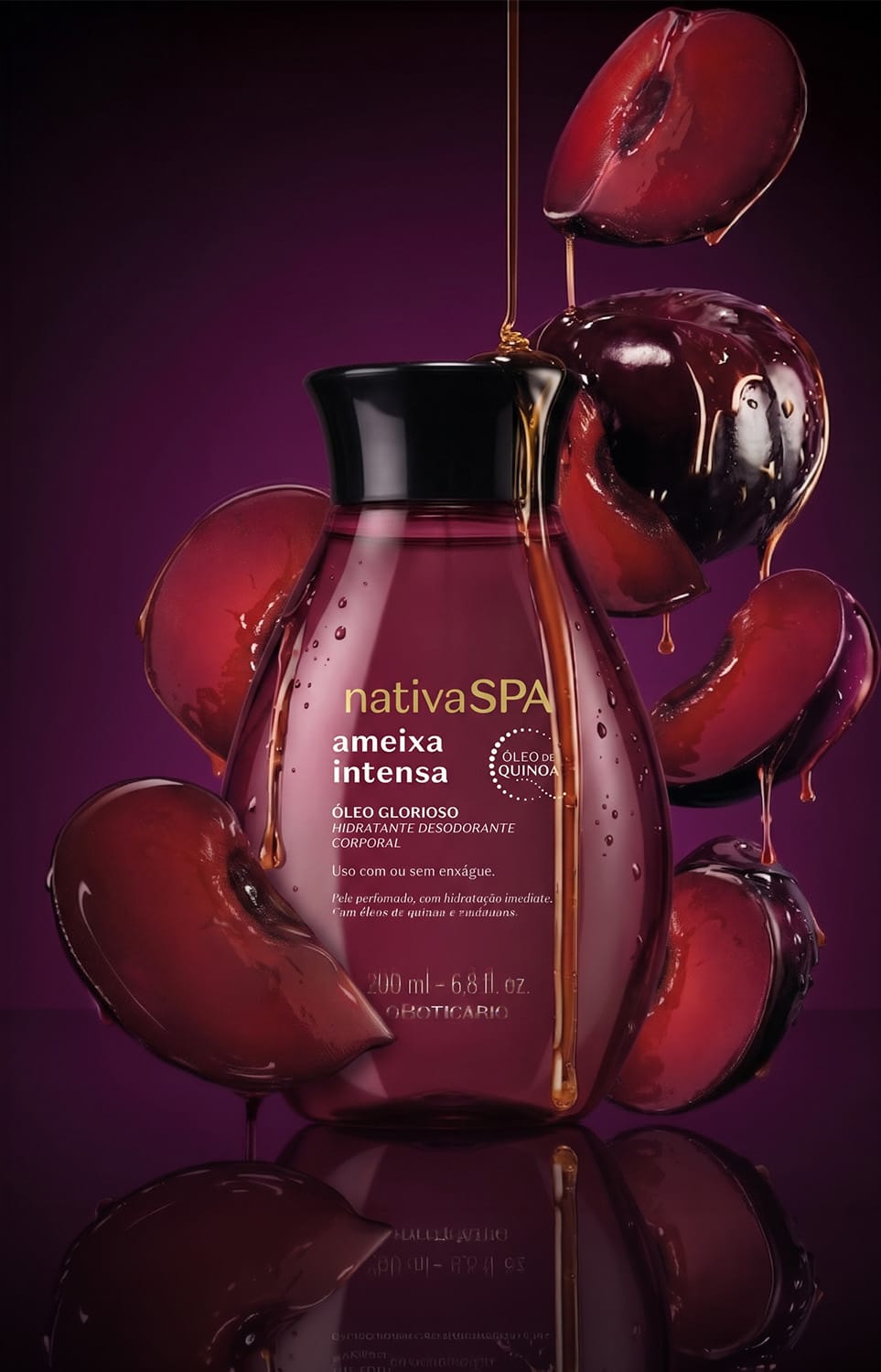 Frasco de item de perfumaria Nativa SPA Ameixa Intensa sobre superfície escura, com respingos de líquido vermelho-escuro e ameixas cortadas ao redor, em ambiente com iluminação dramática e tons de vermelho.