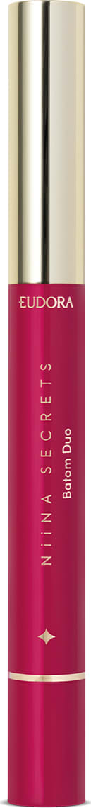 O produto apresentado é um batom da marca Eudora, da linha Niina Secrets. O batom está em um tubo de cor rosa vibrante, com o nome da marca e da linha impressos no rótulo. O tubo possui um design elegante, com uma tampa dourada na extremidade superior.