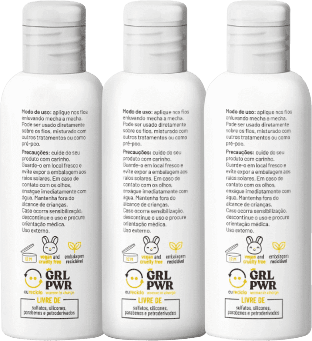 Três frascos pequenos de plástico branco opaco contendo produtos para cabelos cacheados da marca Curly Care. Cada frasco tem uma tampa branca e exibe o logotipo "Nutri N" em letras amarelas e uma coroa dourada.