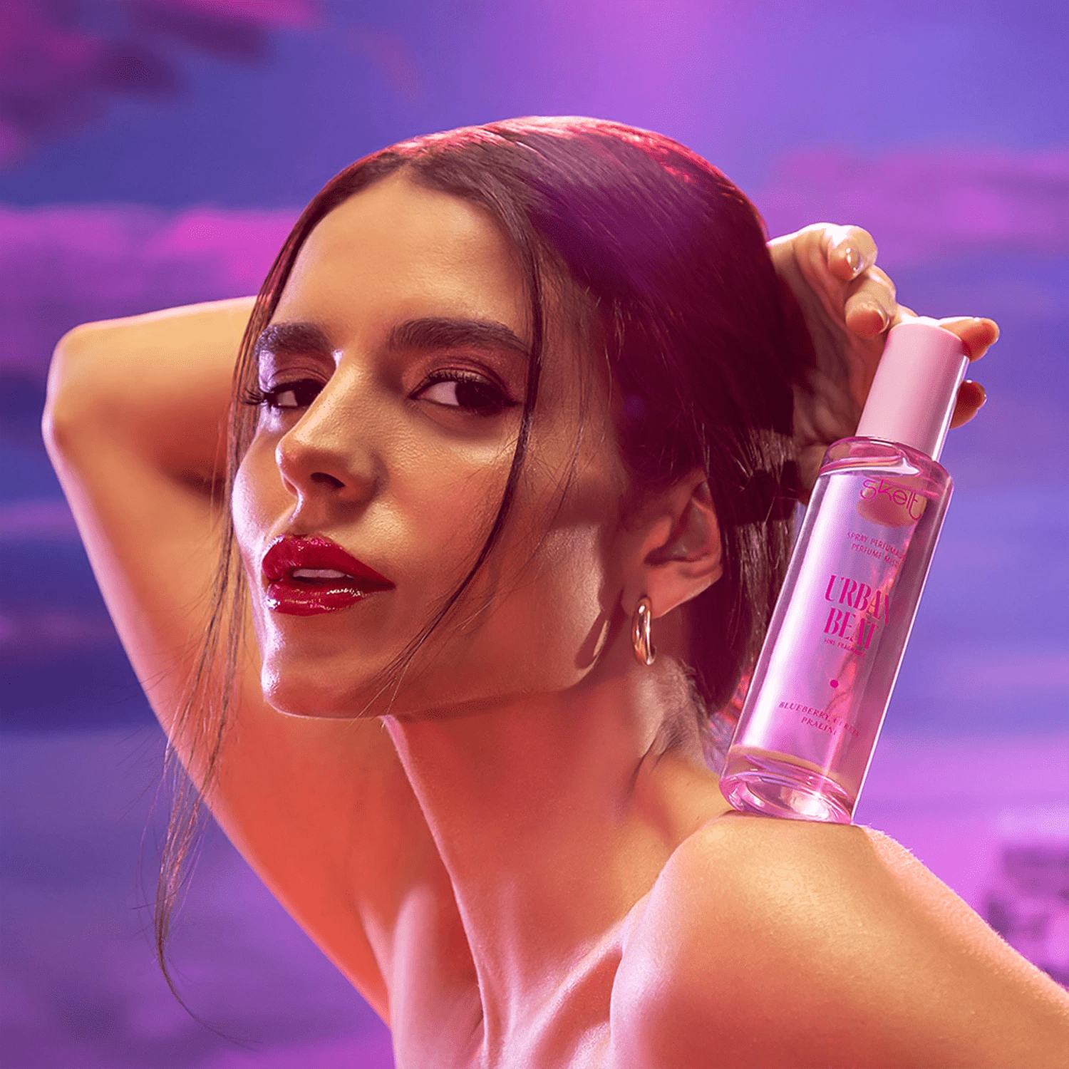 Mulher segurando Spray perfume mist.