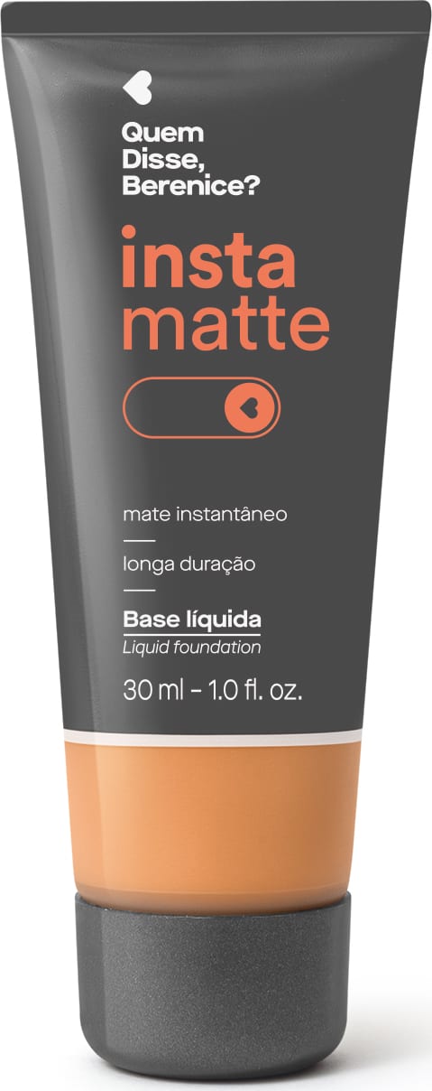 Frasco preto com visor mostrando a cor do produto, letras na cor rosa e branca e detalhes brancos contendo base líquida Instamatte Quem Disse, Berenice? na cor 280Q, em tom bege médio.