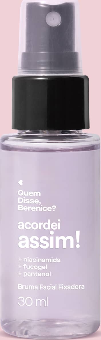 Frasco transparente com líquido azulado, válvula spray preta, tampa transparente e letras brancas contendo 30ml da bruma facial fixadora Acordei Assim Quem Disse, Berenice? em fundo lilás.