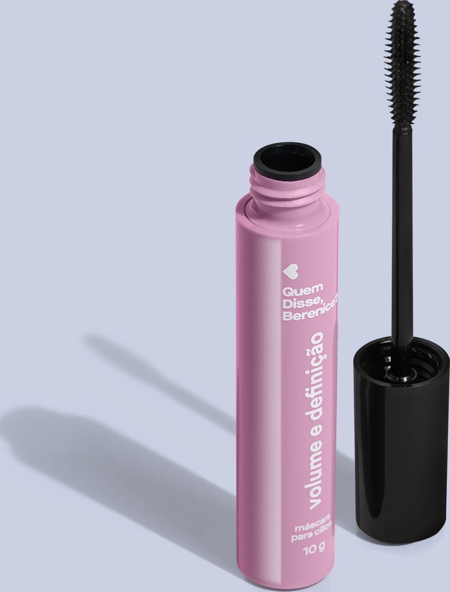 Tubo roxo com tampa, hasta e aplicador pretos e letras brancas de máscara de cílios Volume e Definição Quem Disse, Berenice? em fundo azul.