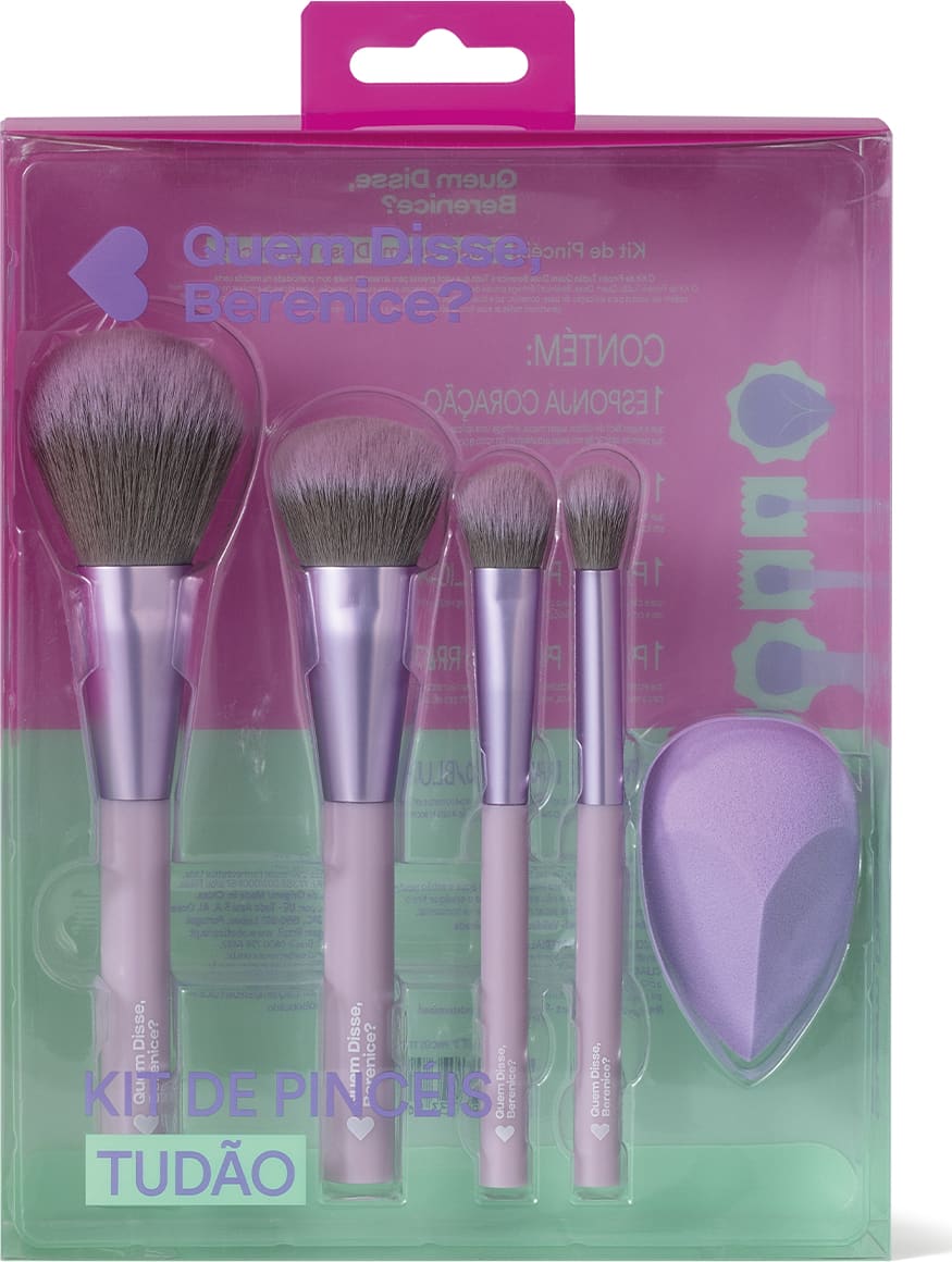 Embalagem plástica transparente com fundo verde e rosa. Contém quatro pincéis de maquiagem com cerdas sintéticos marrons e cabos metálicos lilás. Acompanha um aplicador de esponja em formato de gota na cor lilás.
