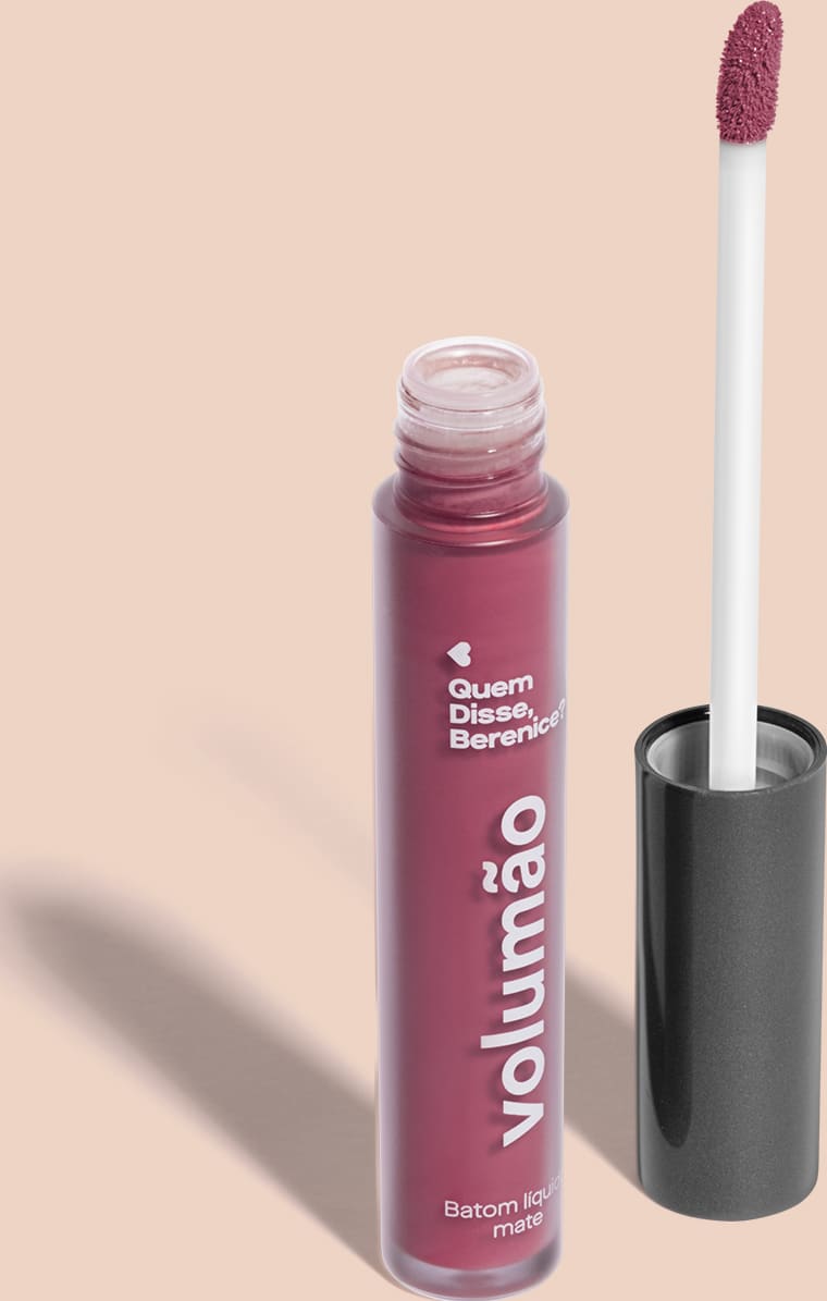 Tubo de batom líquido Volumão Roxo Ameixali Quem Disse, Berenice? em frasco com líquido roxo, tampa preta, haste branca e esponja roxa, tudo em fundo lilás.