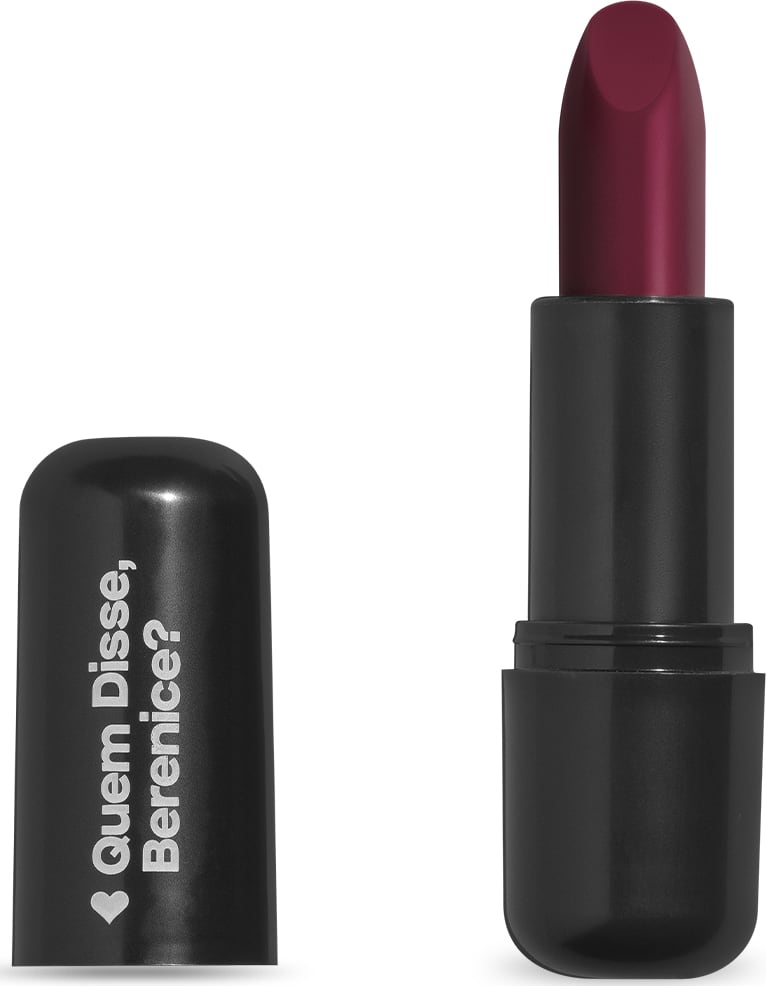 Batom de cor vinho em embalagem preta com logotipo da marca Quem Disse, Berenice? em destaque. O batom está aberto, exibindo a bala na cor do produto.