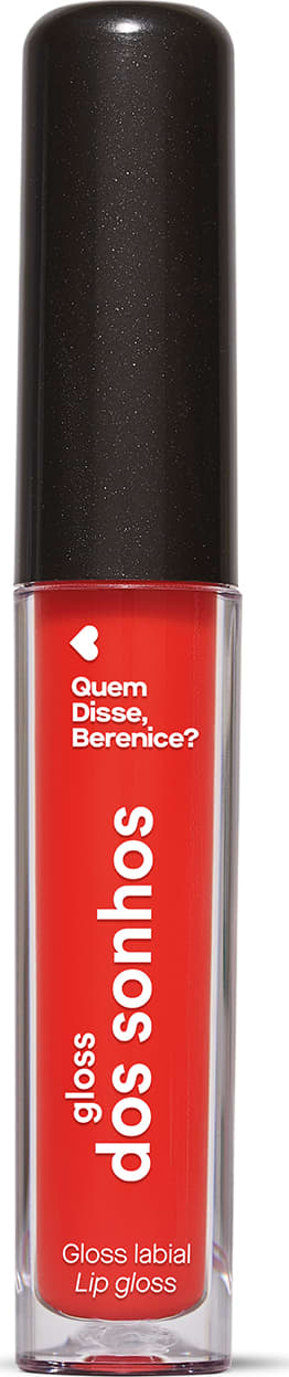 A imagem mostra um gloss labial em uma embalagem cilíndrica com a tampa preta e o tubo transparente permite ver o tom vermelho brilhante do gloss e a marca Quem disse, Berenice? e a linha estampados no frasco.
