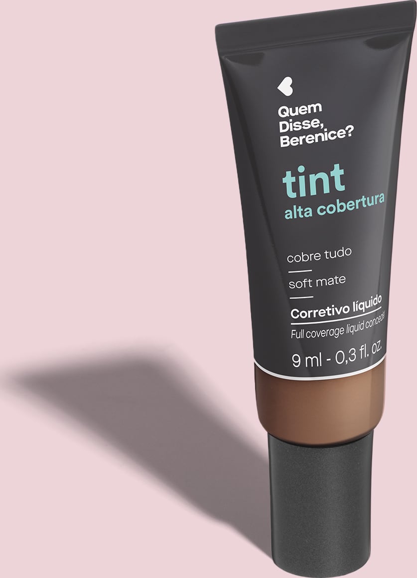 Corretivo líquido Tint Alta Cobertura Cor 315 Quem Disse, Berenice? em embalagem de 9ml na cor preta com parte do frasco transparente mostrando a tonalidade do produto, tampa preta e letras azuis e brancas. O fundo é lilás com sombra.